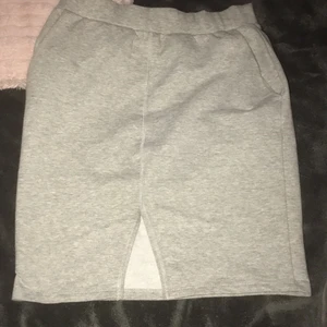 En grå kjol - Den kommer från hm för 199kr,använt bara hemma typ 3 gången,lappen av dragen för kliade 