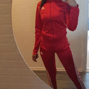 Adidas mjukisset  - Säljer båda två pga fel storlek , dom är helt nya , passar storlek XS 