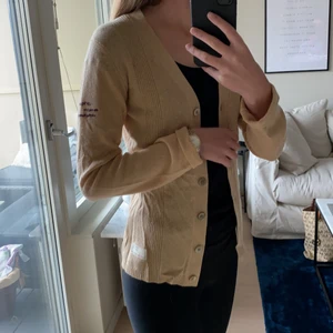 Odd Molly kofta - Skön och mjuk kofta från Odd Molly. Använd endast någon enstaka gång så koftan är i mycket fint skick.