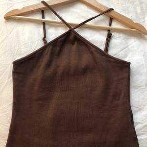 Super fint brunt trendigt linne i storlek S, endast använd ett fåtal par gånger. Köp direkt för 100 kr + frakt :)