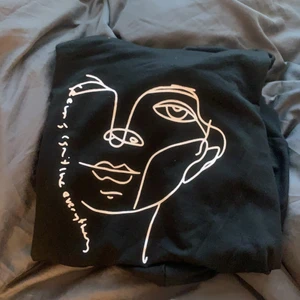 Hoodie - Super fin hoodie med tryck på, storlek S❤️ jätte skön, köp för 70, fraktkostnad tillkommer på 66 kr annars kan jag även mötas upp i Stockholmsområdet. Skriv för frågor osv, kram!