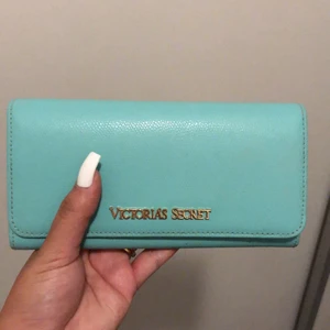 Victoria’s secret plånbok - Köpt på flygplatsen så den är äkta, den är knappt använd och i väldigt fint skick! Går att mötas upp eller fraktas köparen står för frakt!