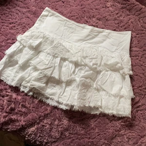 Vit kjol med volang - Söt kjol med 3 lager. Diskret dragkedja i sidan. 💌Frakten baseras på frimärken. Önskas postnords egna paket löser vi det💌