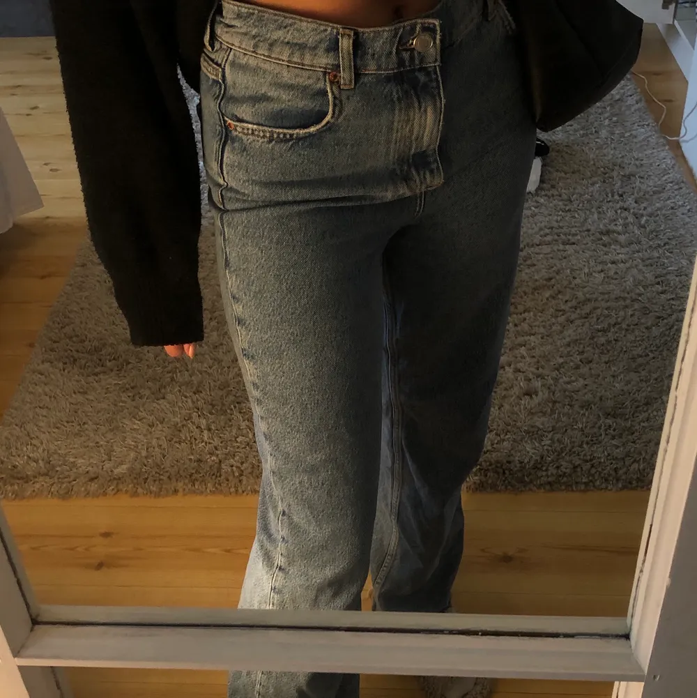 Snygga jeans från Zara i en lång modell i storlek 38🤩 sitter lite oversized på mig som är en 36a och 173 cm lång💕⚡️ kontakta om du vill ha fler bilder eller har frågor🥰. Jeans & Byxor.
