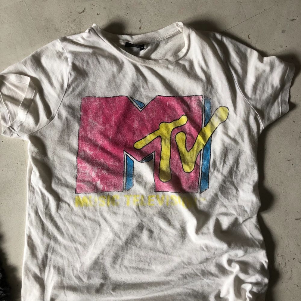 T-shirt med MTV tryck! Trycker är något bortskavt men fortfarande tydligt! Ganska loosefit på mig som vanligtvis har S . T-shirts.