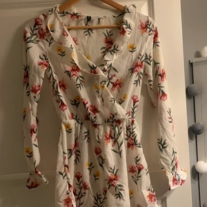 Blommig Jumpsuit ifrån HM - En blommig jumpsuit ifrån HM som är i storlek XS, aldrig använd!  säljer för 100kr plus frakt🥰💖🚚