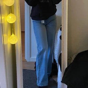 Blå vida jeans - Säljer dessa oanvända jeans från lager157.