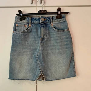 Jeanskjol - Supersnygg jeanskjol! (Aldrig använd pga för liten)🌼 Frakt tillkommer😊