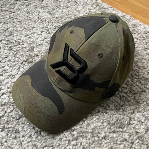 Better Bodies keps - Better Bodies keps med militär mönster. Använd 2 gånger kort tid. Nypris 349:-