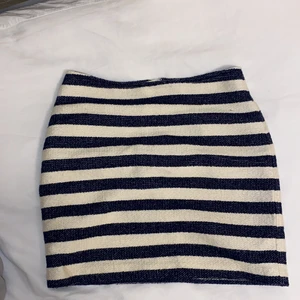 Randig Kjol!!!!! - En superfin randig kjol från esprit. Den är i ett tjockt mariel och är vit med mörkblåa ränder. Vilket är väldigt trendigt just nu. Den har en dragkedja på baksidan som är guldig så att man lätt kan sätta på och ta av sig den och så att den passar många olika storlekar. FRI FRAKT!!