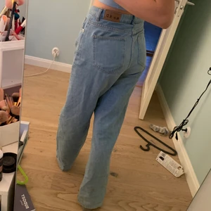 Na-kd Jeans fin passform!💓 - Säljer ett är jätte fina Na-kd jeans i väldigt fint skick! Använda men inga slitningar och ser som nya ut! Dom är high waist och passar perfekt på mig som är 170 lång, skulle absolut passa kortare och längre personer också, då dom lägger sig/sitter väldigt fint vid smalbenen. Dem är storlek 36 och passar mig perfekt som är emellan 34-38!  Nypris 499kr tror jag iallafall, säljer för 150 + frakt!!