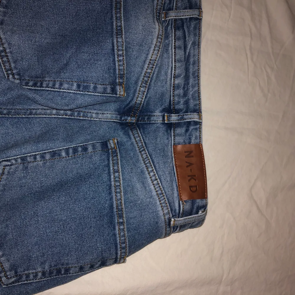 Jeans från NAKD, storlek 34, dom är endast använda ett fåtal gånger och sitter bra, köpta för 400kr. Köpare står för ev frakt.. Jeans & Byxor.