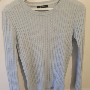 Stickad tröja - GRATIS FRAKT!                                                                         Ljus blå stickad tröja från ginatricot i storlek S. Tröjan är väldigt stretchig!! Andvänd ett fåtal gånger, är i bra skick