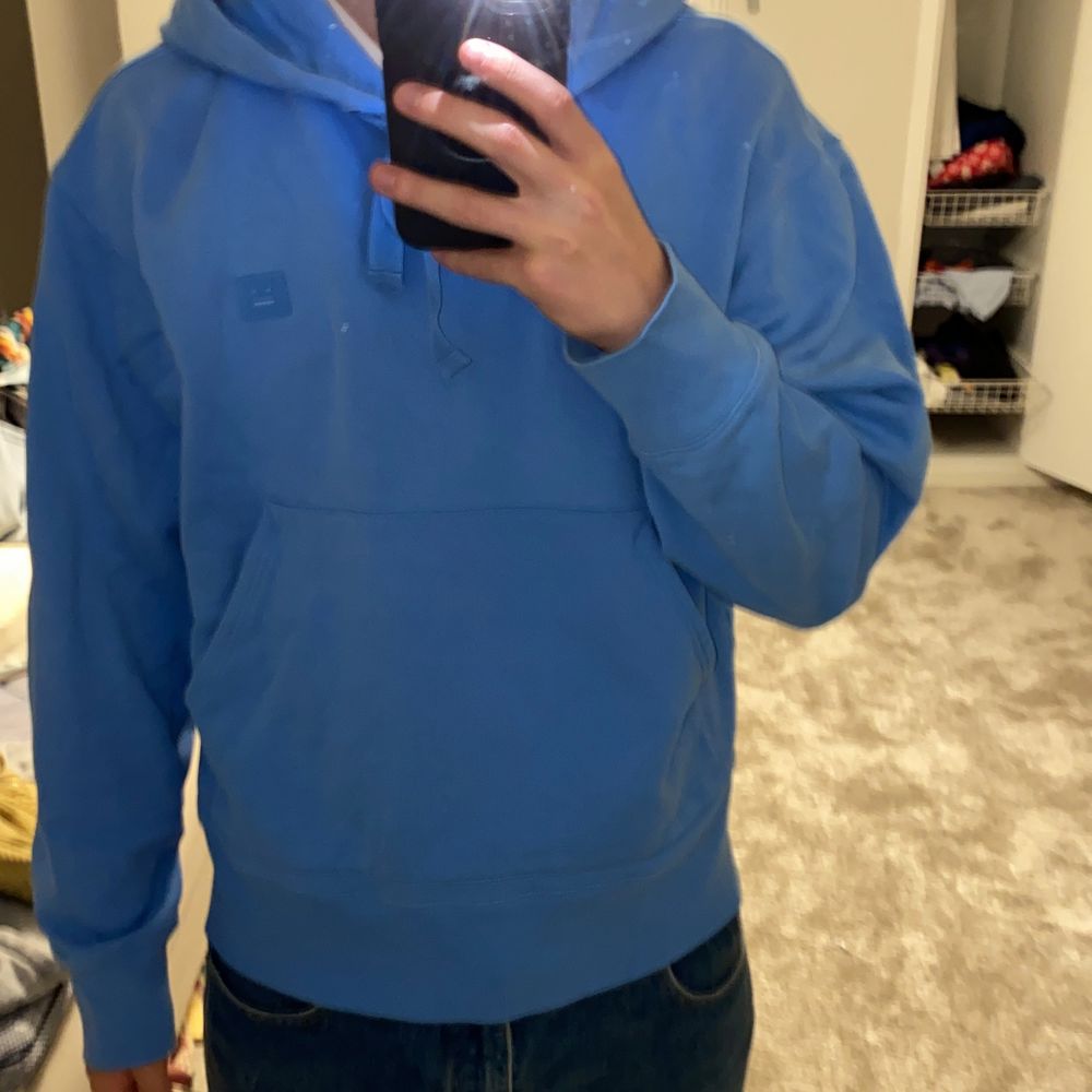 En blå acne studios hoodie köpt 2020. Nypris var 2500 kr. Använt den flitigt men finns ändå inga visuella spår av användning. Officiella storleken är L på tröjan men den sitter definitivt som en M. Skriv vid eventuella frågor :). Huvtröjor & Träningströjor.