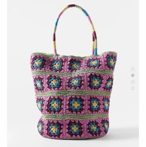 Virkad väska Zara - Superfin pås Väska från Zara med crochet effekt. Flätat handtag magnetöppning  Helt slutsåld   40 x 43 x 25 cm