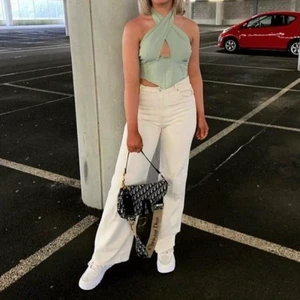 Vita jeans från monki  - Säljer dessa snygga vita jeansen ifrån monki. Knappt använda 💓💕