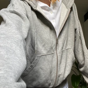 Mysig WEEKDAY zip-hoodie - Hoodie med dragkedja från Weekday i bra skick (stor luva🥰)