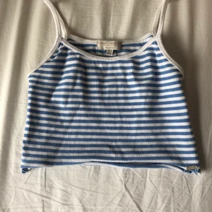 topp - blå randig topp från pull&bear! använd några gånger men inga defekter✌🏻