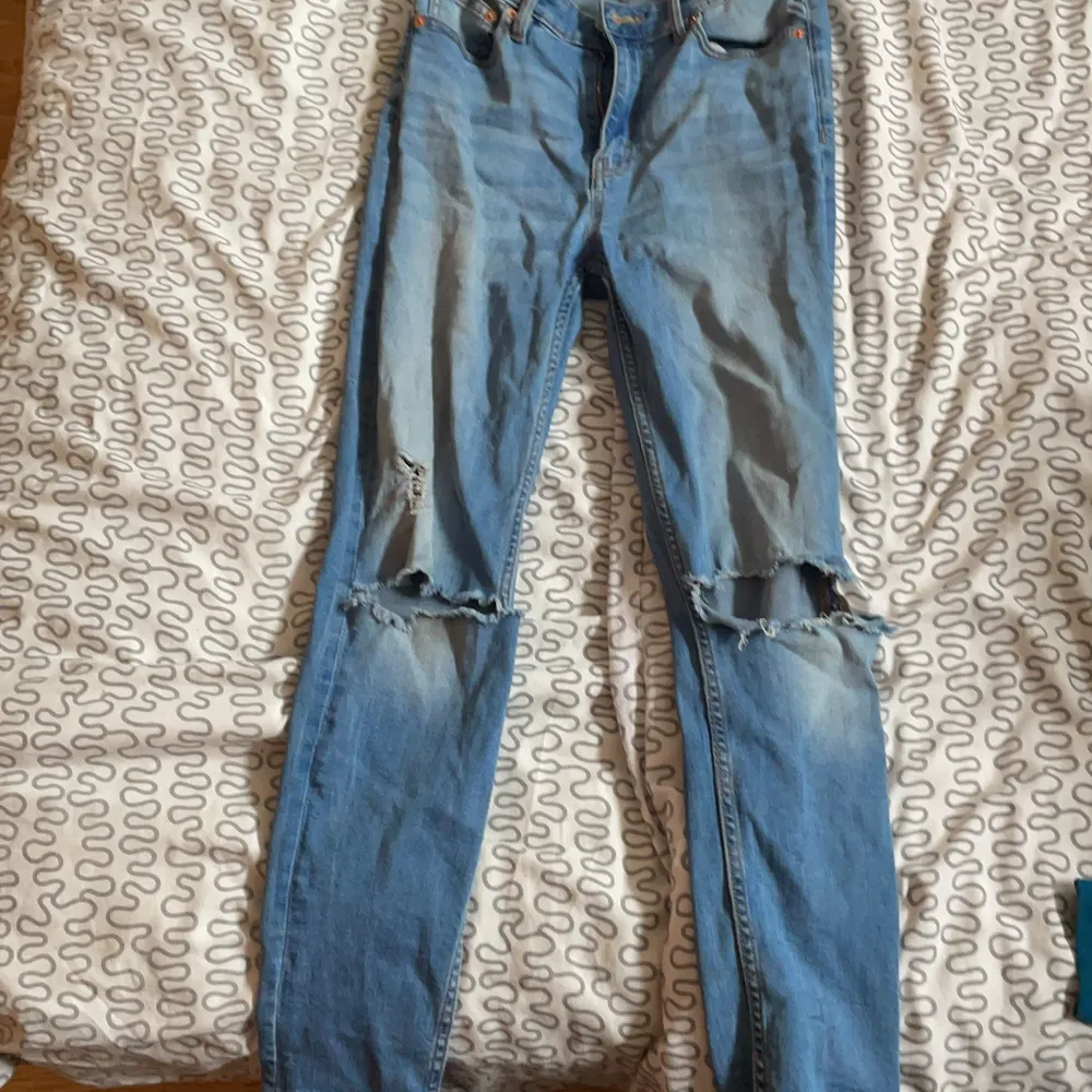 Ett par ljusblåa jeans med hål i knäna storlek S från lager 157 fint skick . Jeans & Byxor.