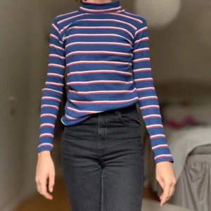 Ribbad polo - Ribbad polo från Molo. Strl.152. Pris kan diskuteras. Säljs gärna med andra plagg 💗