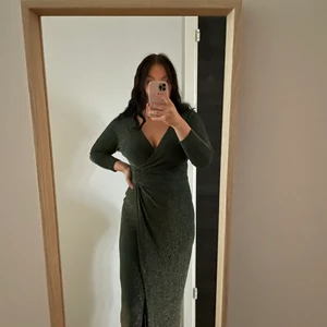 Ralph lauren klänning storlek M/6 - Har endast använt den för att ta bild för att visa hur den sitter. Beställde den för ca två år sen men har aldrig använt den så bestämde mig för att sälja den. Den är skit fin. Men för lång för mig och mer en typ av ”fest” klänning. Köpt för ca 2000kr