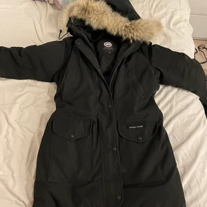 Canada goose - Canada goose jacka, storlek M, säljer för jag inte vill ha äkta päls längre, , kan mötas upp runt Malmö eller får ni stå för frakten . BARA SWISCH, har inget kvitto