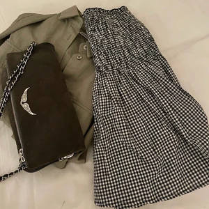 Såå snygg kjol!!! - Svart/Vit kjol, endast provad men aldrig använd! Säljer eftersom jag har en väldigt liknande. Storlek 34 (XS-S) men passar nog som S-M också💞 Frakt ingår ej.