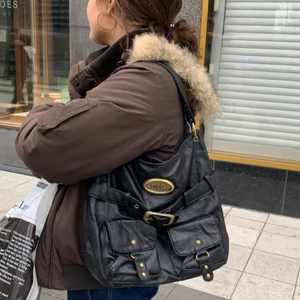 Vintage Dolce & Gabbana väska  - Super snygg vintage Dolce & Gabbana väska! Vid många intresserade blir det budgivning:) Man får plats med ganska mycket i den. Om du vill ha fler bilder kom privat💕   Köparen står för frakten