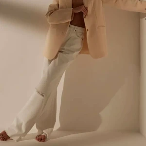 Snygga jeans!! - Slutaålda begie jeans. Säljer eftersom de inte har kommit till användning, använt runt 2 gånger. Som helt nya!! Även väldigt långa då de går ner till marken på mig som är runt 1,68 cm också mer raka än så vida vilket gör det finare! Bara att skriva om du har frågor💕💕