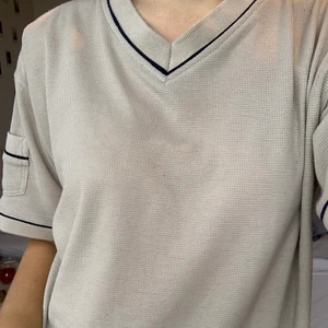 Beige t-shirt - Supercool beige t-shirt med snygga svarta detaljer