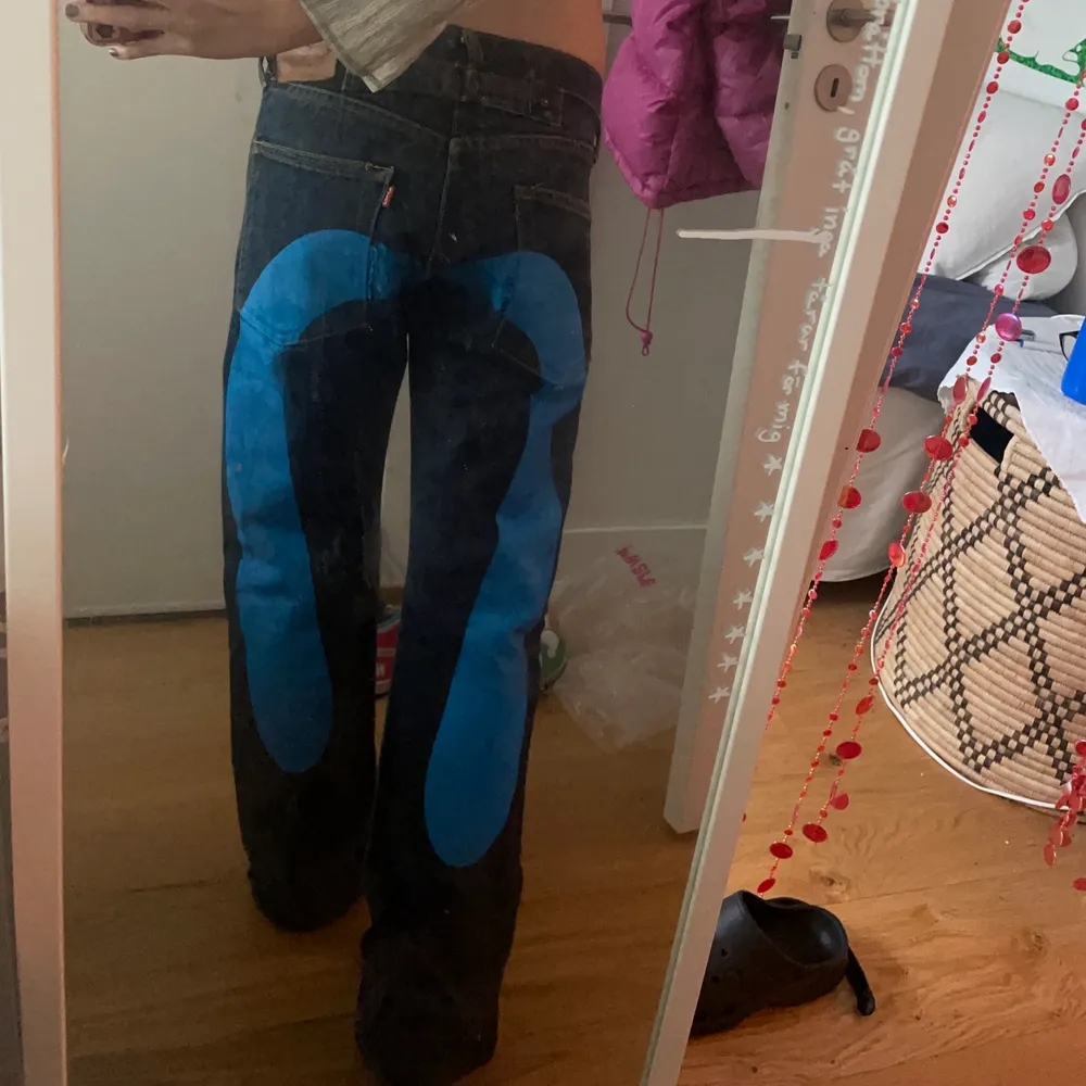 Såå finna evisujeans med märket över hela baksidan, använder aldrig därför säljer jag, jag är 170 lång och passar helt utmärkt på mig!. Jeans & Byxor.