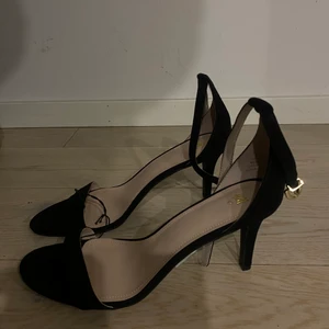 Klackar  - Säljer mina helt omvända klackar från h&m. Köpte fel storlek och var för sent ute med att lämna tillbaka dem. Superfina men liiite för stora för mig. Som sagt, dem är helt oanvända så inte slitna eller sönder nånstans. 