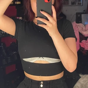 Svart topp  - Säljer då den är för kort under bysten på mig. Aldrig använd och bra tjockt material. Väldigt skön att ha på sig