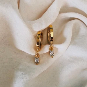 Lillies🔸 - Kan köpas som singel eller par🧡                                   Storlek: 14mm                                                                       Pris: 49kr för 1, 69kr per par