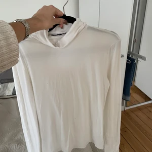 Vit polo tröja - Säljer en vit polo tröja i strl M från nakd. Har bara använt den 2 gånger men den har ändå lyckats få några fläckar. De är väldigt små och syns dock inte när man har på sig tröjan ( se sista bild). 