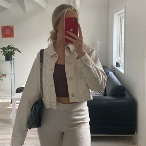 Cropad jacka - Beige jacka från weekday i storelk L. Jättefin och i bra skick❤️