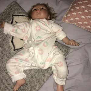 Docka - En silikondocka som är i gott skick. Men använd några gånger. Den har silikonarmar och silikonben men den har tygmage. Köpt för 700 kr. Köparen står för frakten. Man får med kläder till den.