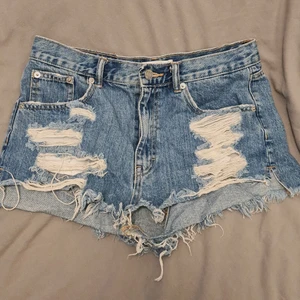 Denim shorts från pull&bear - Storlek 38, okej skick (lappen där bak har låssnat lite i ena hörnet)