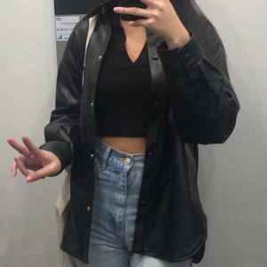 Skjortjacka med läderimitation 🖤 - Sjukt snygg skjortjacka som liknar läder, passar perfekt till hösten & gör outfiten lite snyggare. Den är i jättefint skick, använd 4/5 gånger! Köpt ifrån Bershka 2020 & inte fått så mycket användning för den tyvärr :/ 