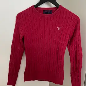 Stickad röd tröja från Gant, strl S.