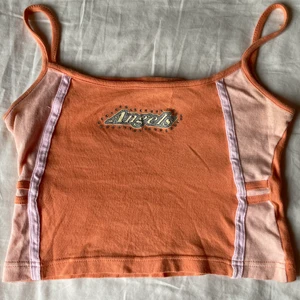 Croppat linne  - Jättefint y2k croppat linne från barnavdelningen med sitter som en crop top. Skulle säga att den är xs/s i vanlig storlek.