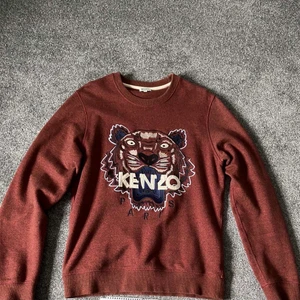 Kenzo sweatshirt - Kenzo tröja i fintskick, säljer eftersom den ej kommer till användning längre. Endast använd fåtal gånger. Ordinariepris 2000kr. Limited upplaga, finns ej att köpa i butik längre. 