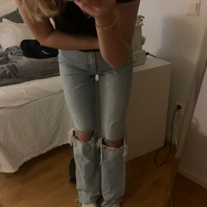Zara jeans  - As sköna vida högmidjade jeans från zara. De kommer tyvärr inte till användning.❤️❤️