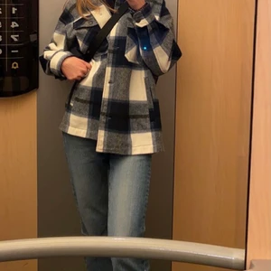 Zara rutig jacka  - Säljer min Marinblå rutiga jacka från Zara. Jätte bra skick. Köparen står för frakt. Storlek Xs men den är större i storleken. 