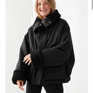 & Other Stories Jacka  - Säljer min fina jacka från & Other Stories då den inte kommit till användning. Jackan är inköpt i våras och aldrig använd. Modellen är väldigt fkn, nypris ligger på 1600kr💜 Buda från 600 kr privat!