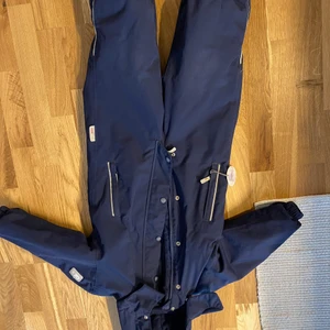 Reimatec Stavanger st 98 - Vinteroverall i storlek 98, använd två säsonger. Topp skick utom bak vid stjärten se bild. Går enkelt att sy ihop. 