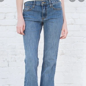 Brielle 90s jeans - De perfekta lågmidjade jeansen köpta på brandy Melville. Aldrig använda. Pris ej diskuterbart. Ute efter en snabb affär 🥰 Midjemåttet är 78cm. Nej jag har inga egna bilder då byxorna ej passar mig 🥰