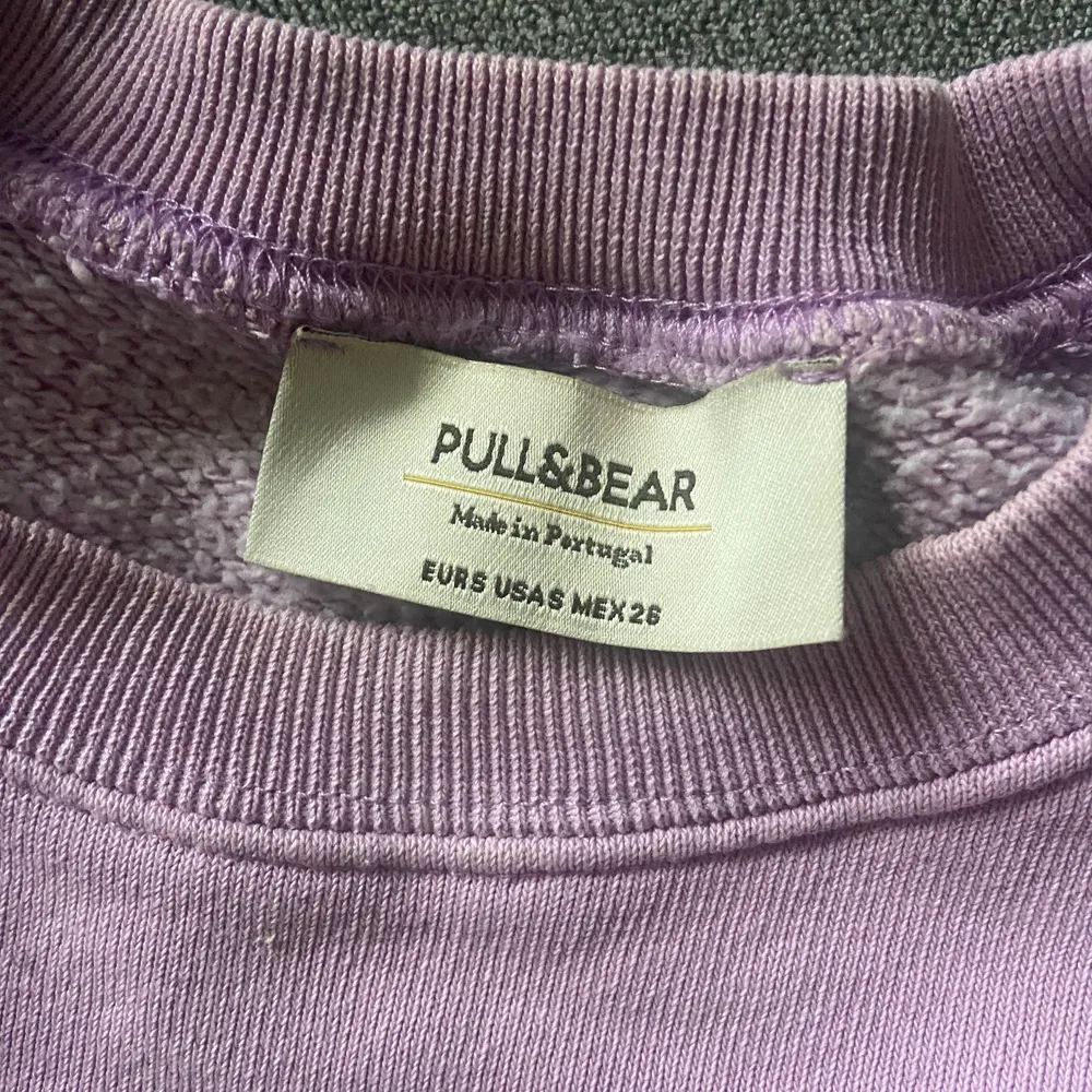 Lila sweatshirt från Pull&Bear 💜 storlek S ( lite oversize modell). 170 kr, jag betalar frakt. Tröjor & Koftor.