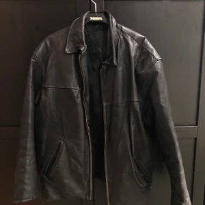 Jofama läderjacka - Oversized läderjacka i storlek M 🥰 i ganska bra skick använt skick, lite slitningar från användning! Oklart vad frakten blir men jag återkommer vid intresse Buda +10 kr .