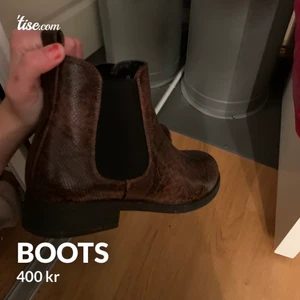 Boots  - Assss snygga men tyvärr för stora 